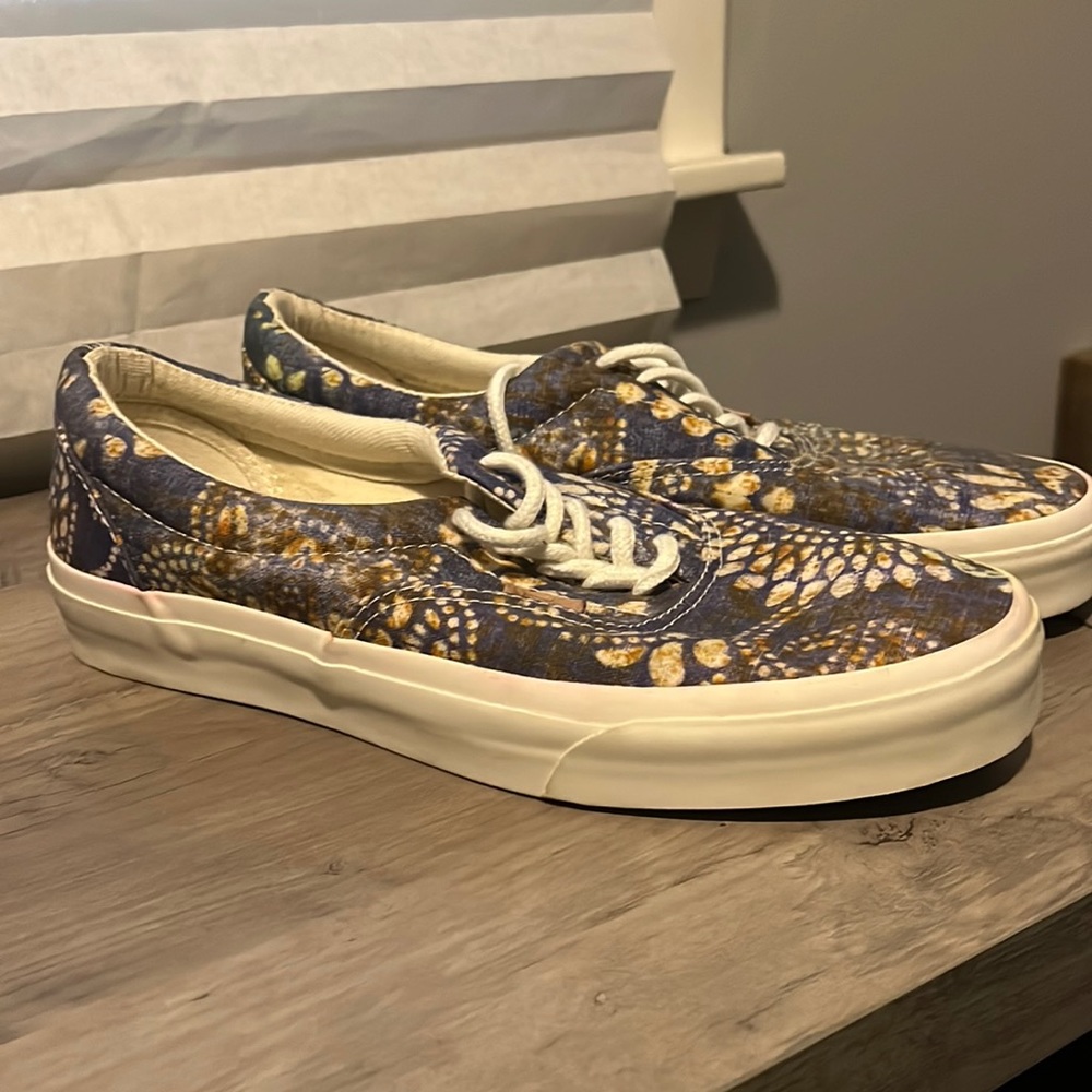 Vans men’s 9, women’s 10.5